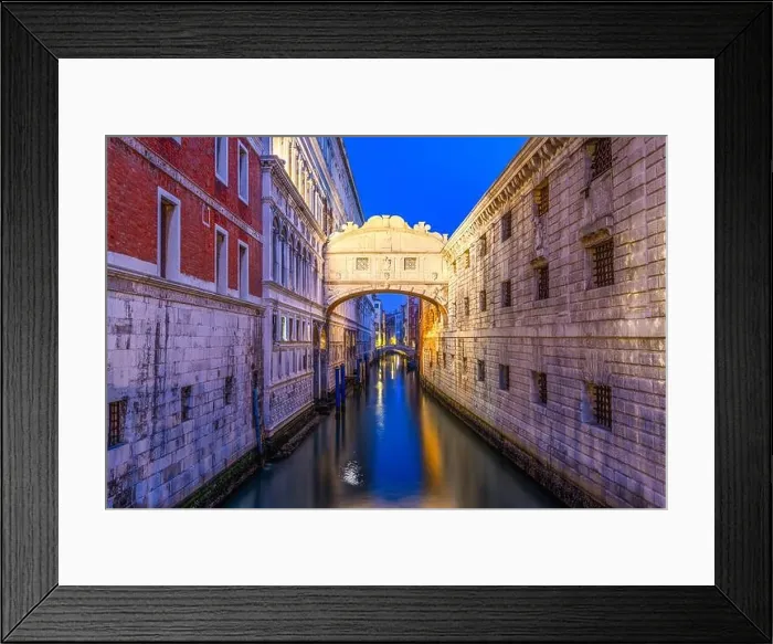 Framed Print : Bridge of Sighs in Venice, Italy at blue hour Framed Print : Bridge of Sighs in Venice, Italy at blue hour