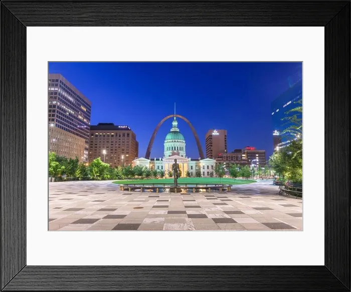 Framed Print : ST. LOUIS, LOUISIANA, USA - August 23, 2018: View from Kiener Plaza Park with the The Olympic Runner Statue, Old Courthouse, and Gateway Arch at twili Framed Print : ST. LOUIS, LOUISIANA, USA - August 23, 2018: View from Kiener Plaza Park with the The Olympic Runner Statue, Old Courthouse, and Gateway Arch at twili
