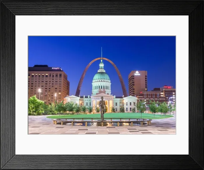 Framed Print : ST. LOUIS, LOUISIANA, USA - August 23, 2018: View from Kiener Plaza Park with the The Olympic Runner Statue, Old Courthouse, and Gateway Arch at twili Framed Print : ST. LOUIS, LOUISIANA, USA - August 23, 2018: View from Kiener Plaza Park with the The Olympic Runner Statue, Old Courthouse, and Gateway Arch at twili