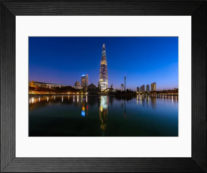 Framed Print : Twilight sunset at Seokchon Lake with city in Seoul, South Korea Framed Print : Twilight sunset at Seokchon Lake with city in Seoul, South Korea