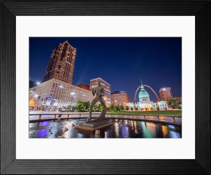 Framed Print : ST. LOUIS, LOUISIANA, USA - August 23, 2018: View from Kiener Plaza Park with the The Olympic Runner Statue, Old Courthouse, and Gateway Arch at twili Framed Print : ST. LOUIS, LOUISIANA, USA - August 23, 2018: View from Kiener Plaza Park with the The Olympic Runner Statue, Old Courthouse, and Gateway Arch at twili