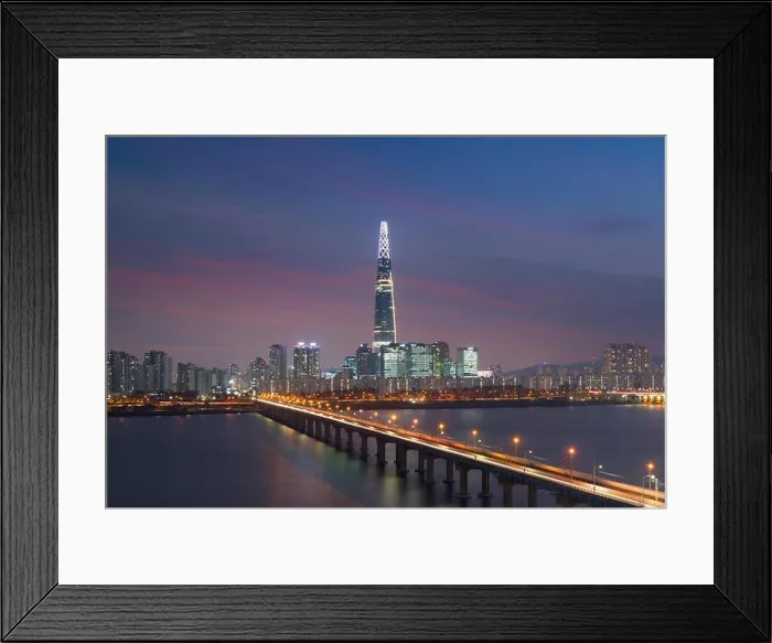 Framed Print : Seoul cityscape with Lotte tower at twilight sunset near Han river in Seoul, South Korea Framed Print : Seoul cityscape with Lotte tower at twilight sunset near Han river in Seoul, South Korea