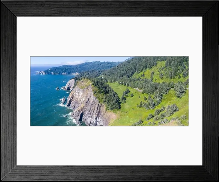 Framed Print : The Pacific Ocean washes against the dramatic coastline of Oregon, not far from Portland. This part of the United States is known for its scenery Framed Print : The Pacific Ocean washes against the dramatic coastline of Oregon, not far from Portland. This part of the United States is known for its scenery