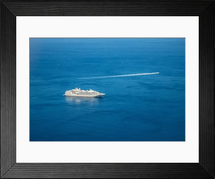 Framed Print : Destination sightseen with cruise ships on Santorini island, Aegean sea bay, Cyclades, Greece. Summer travel vacation, people on cruise ships