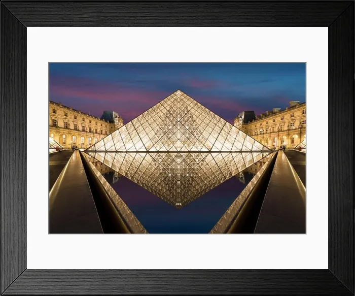 Framed Print : Paris, France - May 7, 2016: The Louvre Museum is one of the world's largest museums and a historic monument. A central landmark of Paris, France. Par Framed Print : Paris, France - May 7, 2016: The Louvre Museum is one of the world's largest museums and a historic monument. A central landmark of Paris, France. Par