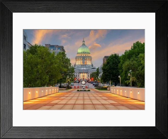 Framed Print : Madison, Wisconsin, USA state capitol building at dusk Framed Print : Madison, Wisconsin, USA state capitol building at dusk