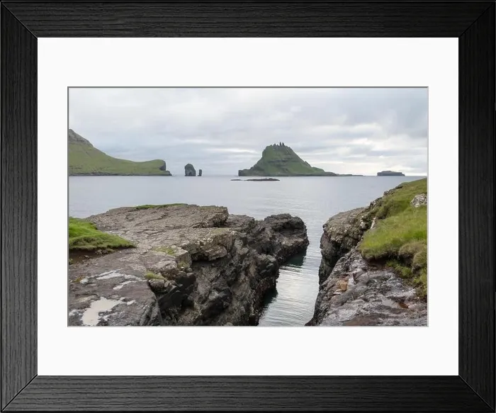 Framed Print : Dramatic view on Drangarnir and Tindholmur sea stacks Framed Print : Dramatic view on Drangarnir and Tindholmur sea stacks