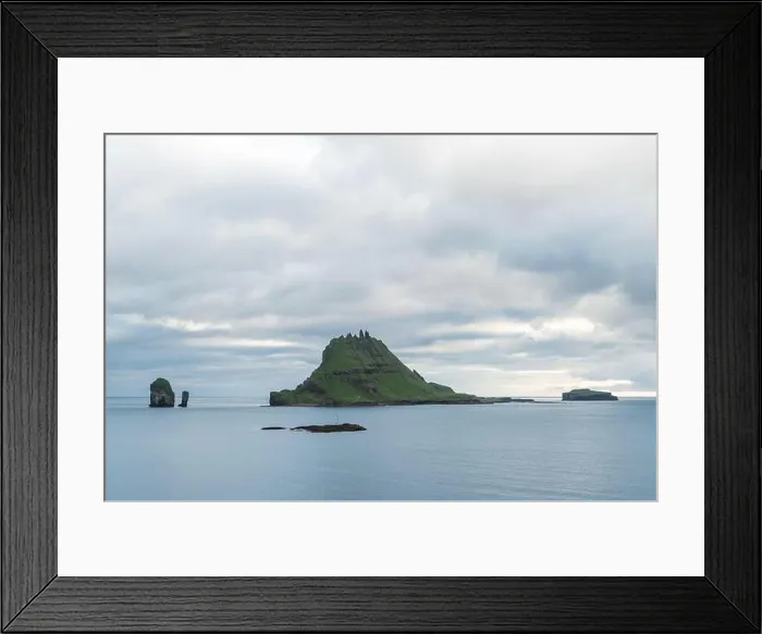 Framed Print : Dramatic view on Drangarnir and Tindholmur sea stacks Framed Print : Dramatic view on Drangarnir and Tindholmur sea stacks