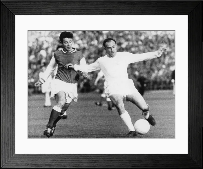Framed Print : Alfredo di Stefano, Real Madrid, in a duel against the center-forward of Stade Reims, Fontaine, at the final of the Champions League in Stuttgart Framed Print : Alfredo di Stefano, Real Madrid, in a duel against the center-forward of Stade Reims, Fontaine, at the final of the Champions League in Stuttgart