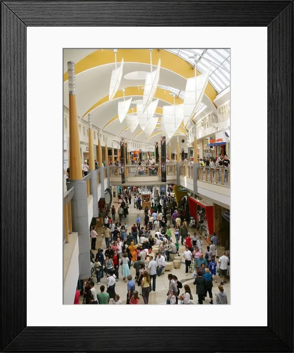 Framed Print : Shoppers, Bluewater shopping centre, Kent, England, UK. EDITORIAL USE ONLY Framed Print : Shoppers, Bluewater shopping centre, Kent, England, UK. EDITORIAL USE ONLY
