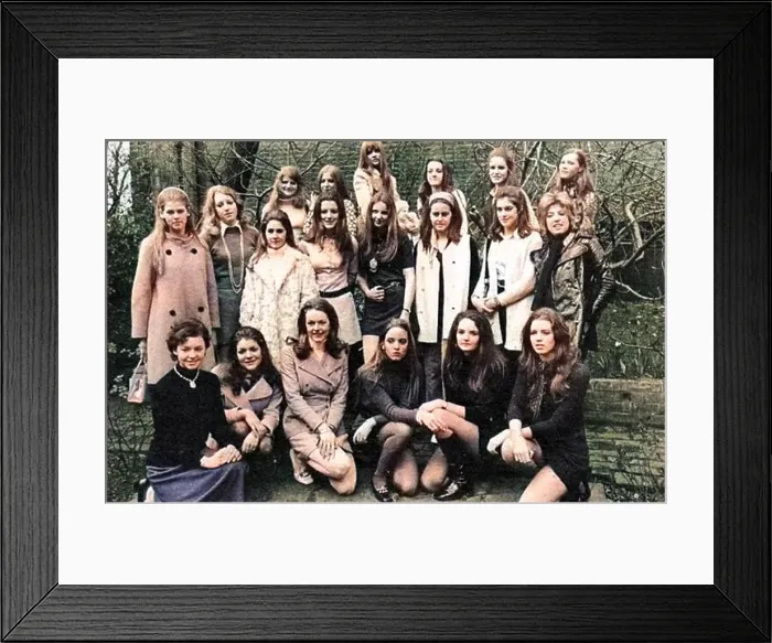 Framed Print : A group of twenty girls chosen from 200 hopefuls to take part in the opening event of the London season Framed Print : A group of twenty girls chosen from 200 hopefuls to take part in the opening event of the London season