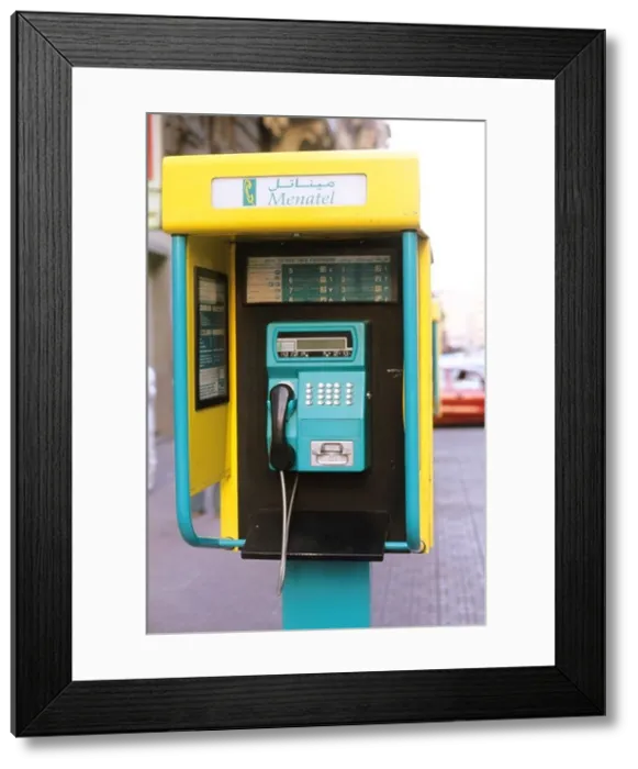 Framed Print : Egypte Le Caire cabine téléphonique Framed Print : Egypte Le Caire cabine téléphonique