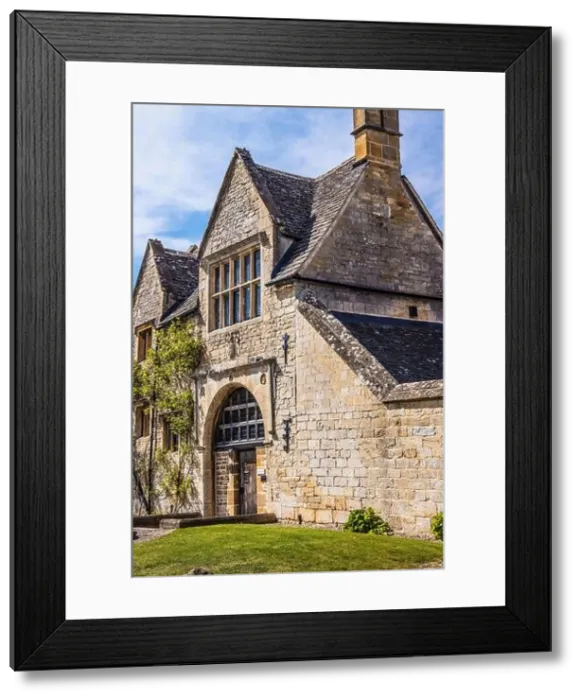 Framed Print : Court Farm, the former gatehouse to Broadway Court, in the Cotswolds Framed Print : Court Farm, the former gatehouse to Broadway Court, in the Cotswolds