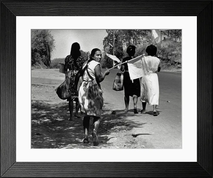 Framed Print : USULATAN, EL SALVADOR, MARCH 1982: Civilians, carry a white flag, venture out on the streets for the first time after five days of intense fighting Framed Print : USULATAN, EL SALVADOR, MARCH 1982: Civilians, carry a white flag, venture out on the streets for the first time after five days of intense fighting