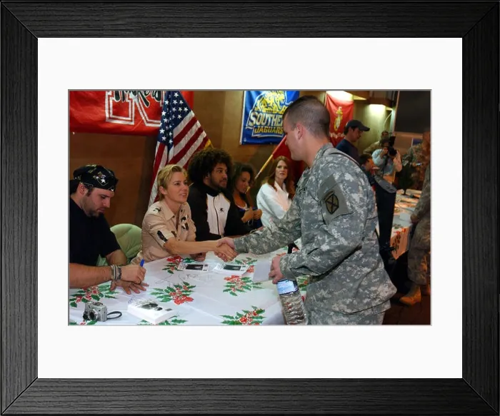 Framed Print : CAMP LIBERTY, IRAQ -- Pfc. Michael Paris, 1 / 10th Mountain Division, meets with actress Trayler Howard Dec Framed Print : CAMP LIBERTY, IRAQ -- Pfc. Michael Paris, 1 / 10th Mountain Division, meets with actress Trayler Howard Dec