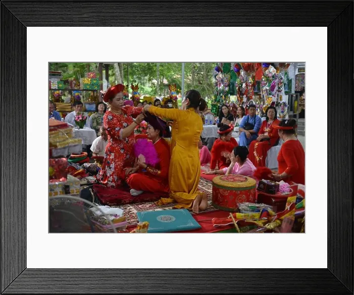 Framed Print : Shaman plays the role of a god performing rituals to transmit messages in Mother Goddess Worship event. Vietnam. Asia. hầu đồng. 越南旅游, 베트남 관광, ベトナム観光 Framed Print : Shaman plays the role of a god performing rituals to transmit messages in Mother Goddess Worship event. Vietnam. Asia. hầu đồng. 越南旅游, 베트남 관광, ベトナム観光