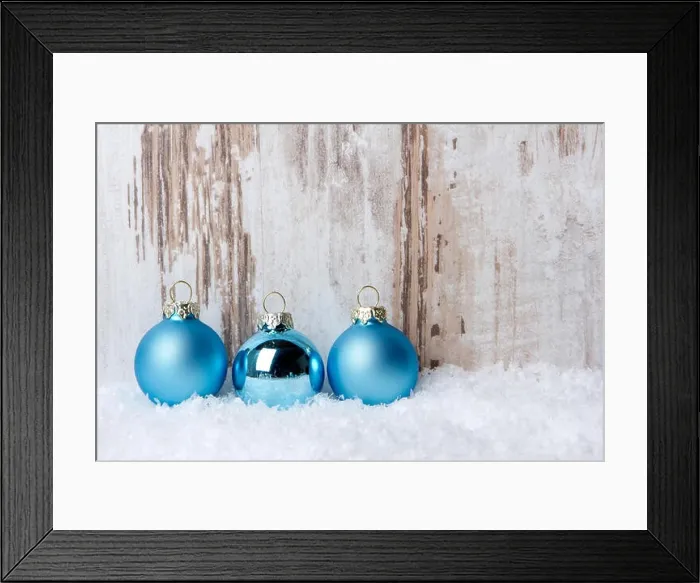 Framed Print : Weihnachten, Dekoration mit Holzhintergrund, Schnee und Weihnachtskugeln türkis Framed Print : Weihnachten, Dekoration mit Holzhintergrund, Schnee und Weihnachtskugeln türkis
