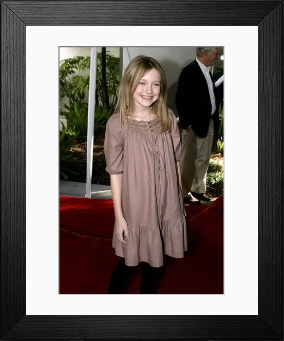 Framed Print : DAKOTA FANNING CHARLOTTES WEB FILM PREMIERE HOLLYWOOD LOS ANGELES USA 10 December 2006 Framed Print : DAKOTA FANNING CHARLOTTES WEB FILM PREMIERE HOLLYWOOD LOS ANGELES USA 10 December 2006