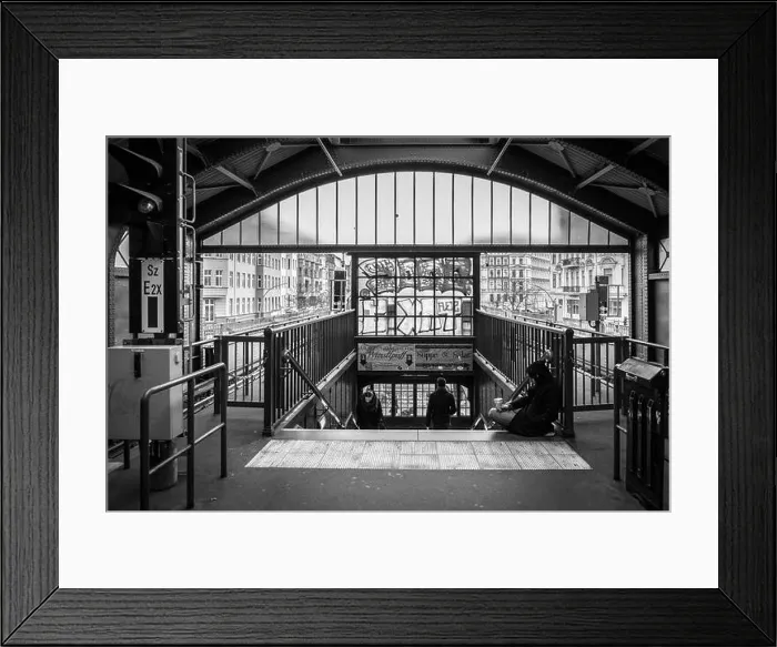 Framed Print : Station Eberswalder Straße, Berlin, Prenzlauer Berg, Schwarz Weiss, Obdachlosigkeit, Bettler Framed Print : Station Eberswalder Straße, Berlin, Prenzlauer Berg, Schwarz Weiss, Obdachlosigkeit, Bettler