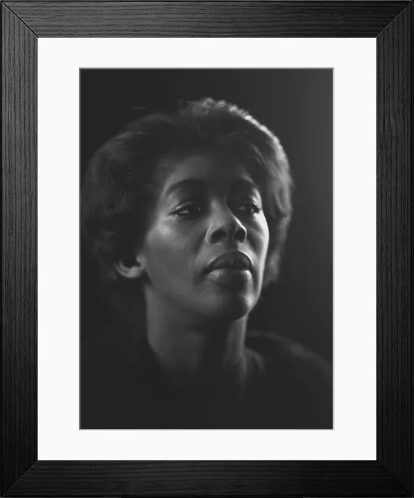 Framed Print : La cantante de jazz Gloria Stewart, en la sala Jamboree. Barcelona, inicios de los años 60 Framed Print : La cantante de jazz Gloria Stewart, en la sala Jamboree. Barcelona, inicios de los años 60