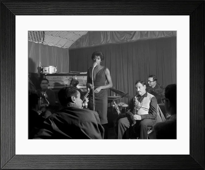 Framed Print : La cantante Gloria Stewart. Concierto de jazz en la sala Jamboree. Barcelona, principios de los años 60 Framed Print : La cantante Gloria Stewart. Concierto de jazz en la sala Jamboree. Barcelona, principios de los años 60