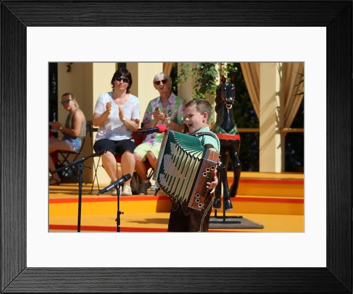 Framed Print : Nachwuchsmusiker Jannik Schedlbauer in der ARD-TV-Show 2. Folge 2018 Immer wieder sonntags Framed Print : Nachwuchsmusiker Jannik Schedlbauer in der ARD-TV-Show 2. Folge 2018 Immer wieder sonntags