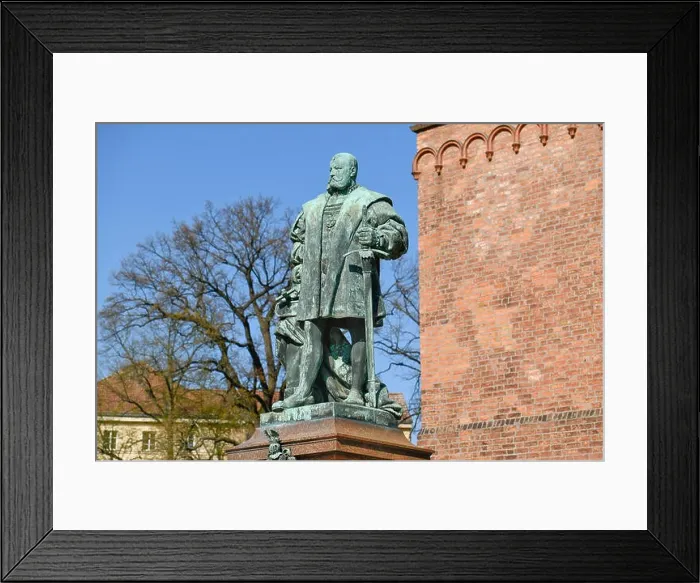 Framed Print : Denkmal Kurfuerst Joachim II. Reformationsplatz, Altstadt, Spandau, Berlin, Deutschland Framed Print : Denkmal Kurfuerst Joachim II. Reformationsplatz, Altstadt, Spandau, Berlin, Deutschland