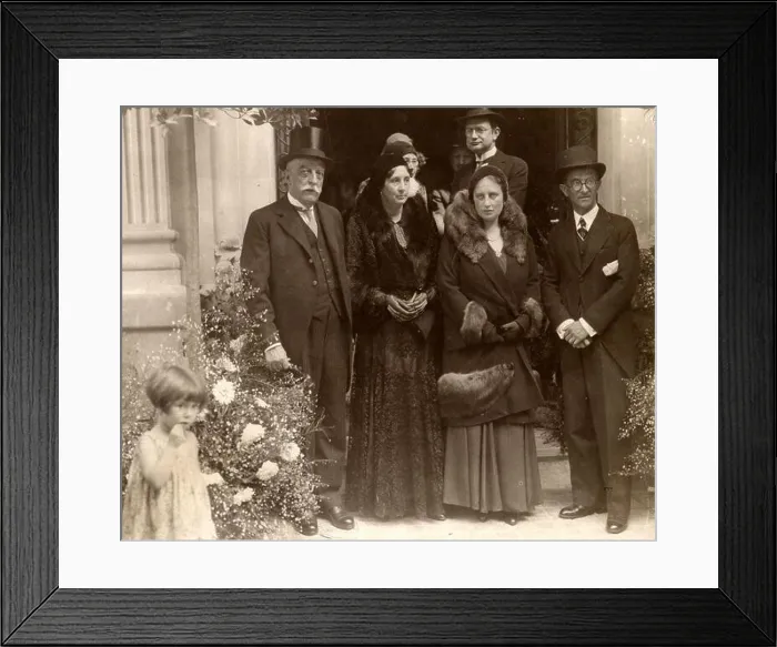 Framed Print : José María Goytisolo Talltavull y Julia Gay Vives. Los padres de los hermanos Goytisolo en una boda familiar, 1925 Framed Print : José María Goytisolo Talltavull y Julia Gay Vives. Los padres de los hermanos Goytisolo en una boda familiar, 1925