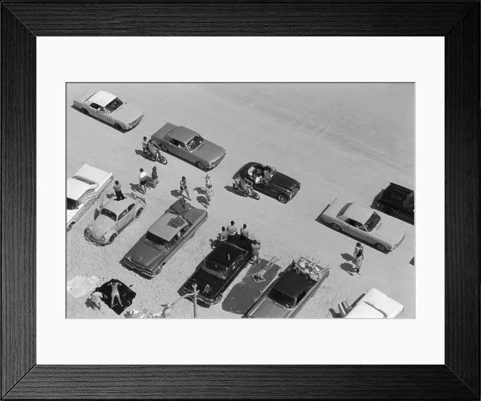 Framed Print : VW Beetle - VW Käfer unterwegs - Auf einem Parkplatz am Strand von Daytona Beach, USA. - XVI Framed Print : VW Beetle - VW Käfer unterwegs - Auf einem Parkplatz am Strand von Daytona Beach, USA. - XVI