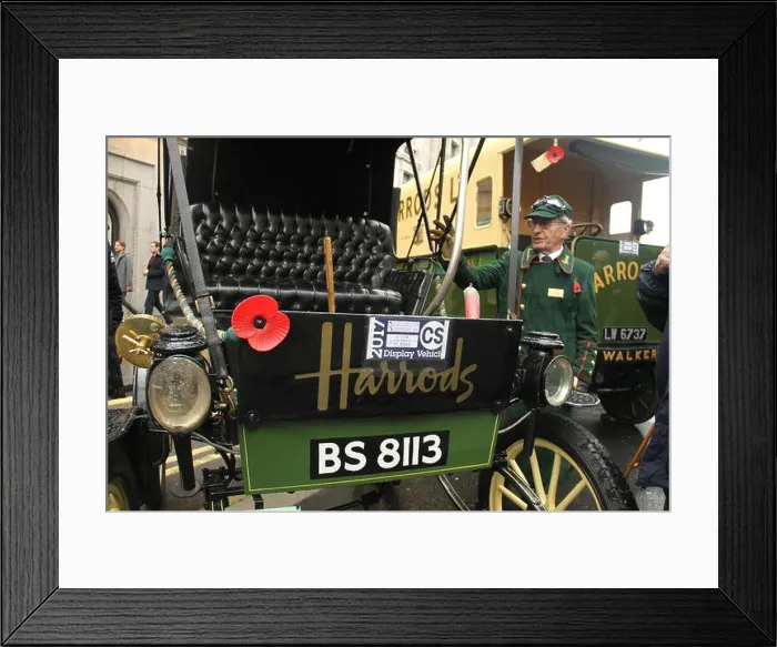 Framed Print : London, UK. 4th Nov, 2017. Len Brown, Harrods Curator of Historic vehicles talk to classic car fans during the annual Regent Street Motor Show Framed Print : London, UK. 4th Nov, 2017. Len Brown, Harrods Curator of Historic vehicles talk to classic car fans during the annual Regent Street Motor Show