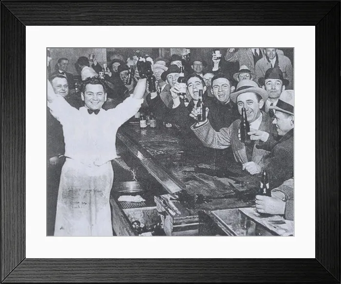 Framed Print : An American bar at the height of Prohibition in the 1920s Framed Print : An American bar at the height of Prohibition in the 1920s