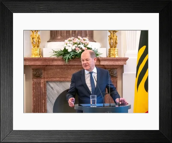 Framed Print : Olaf Scholz (Bundesfinanzminister) bei der Uebergabe der Wohlfahrtsmarken 2020 Grimms Maerchen - Der Wolf und die sieben jungen Geisslein im Schlos Framed Print : Olaf Scholz (Bundesfinanzminister) bei der Uebergabe der Wohlfahrtsmarken 2020 Grimms Maerchen - Der Wolf und die sieben jungen Geisslein im Schlos