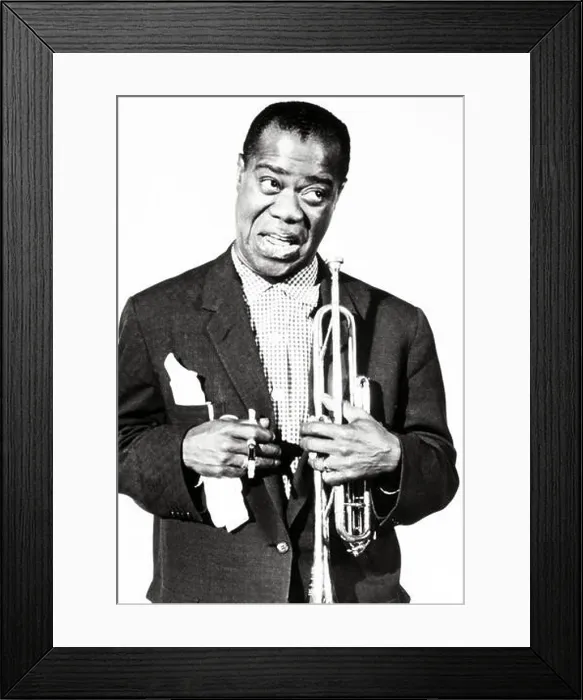 Framed Print : Louis Armstrong, trompetista y cantante estadounidense de jazz Framed Print : Louis Armstrong, trompetista y cantante estadounidense de jazz
