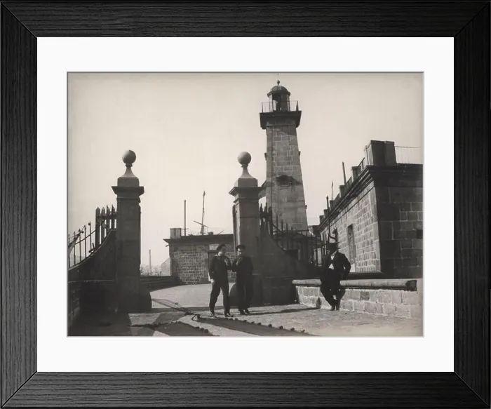 Framed Print : Faro en el edificio de Capitanía del puerto de Barcelona. Años 1930 Framed Print : Faro en el edificio de Capitanía del puerto de Barcelona. Años 1930