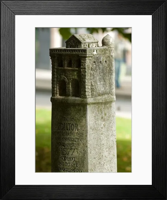 Framed Print : Deutschland, NRW, Neuss, Stele mit Modell des Zolltores an Ecke Friedrichstrasse / Promenadenstrasse Framed Print : Deutschland, NRW, Neuss, Stele mit Modell des Zolltores an Ecke Friedrichstrasse / Promenadenstrasse