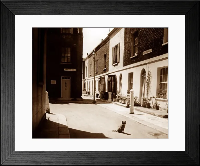 Framed Print : Lawrence Street and Upper Cheyne Row, Chelsea, London, early 1900s Framed Print : Lawrence Street and Upper Cheyne Row, Chelsea, London, early 1900s