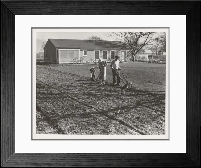 Framed Print : phot from the great depression in america around the 1930s Framed Print : phot from the great depression in america around the 1930s