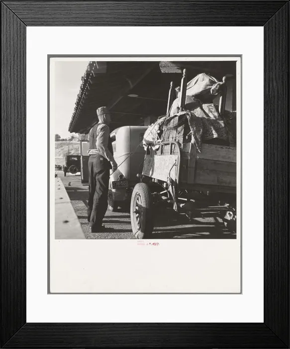 Framed Print : phot from the great depression in america around the 1930s Framed Print : phot from the great depression in america around the 1930s