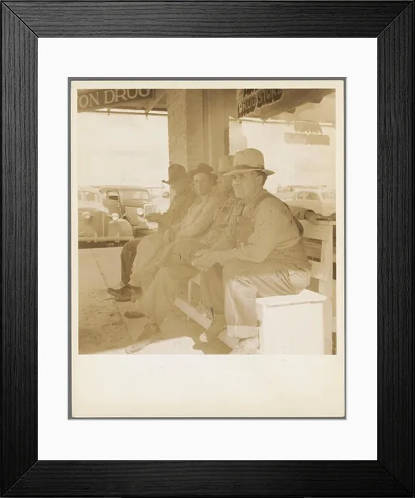 Framed Print : phot from the great depression in america around the 1930s Framed Print : phot from the great depression in america around the 1930s