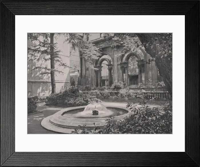 Framed Print : Bank of England Fountain Framed Print : Bank of England Fountain