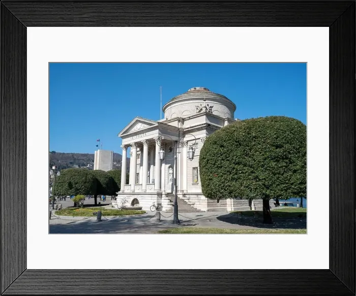 Framed Print : Amazing view with Volta Temple in Como - Como lake in Italy Framed Print : Amazing view with Volta Temple in Como - Como lake in Italy