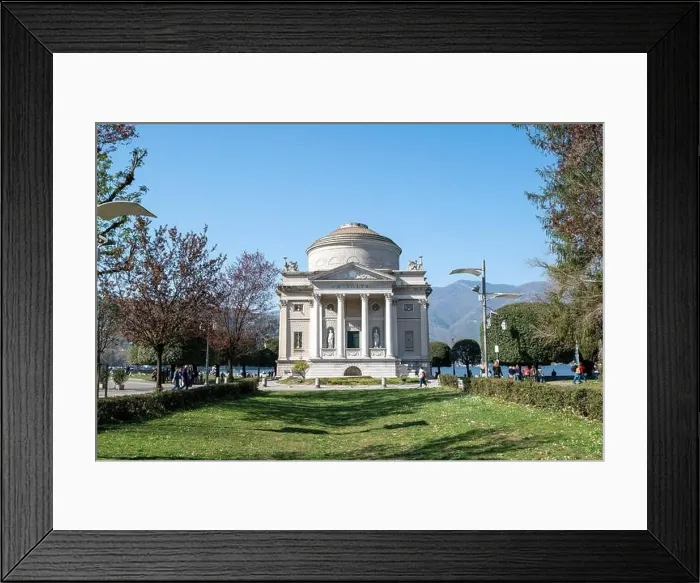Framed Print : Beautiful view with Volta Temple in Como - Como lake in Italy Framed Print : Beautiful view with Volta Temple in Como - Como lake in Italy