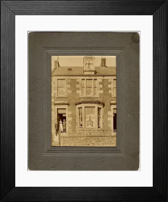 Framed Print : 1904, GREAT BRITAIN : City house under with howner family at door ( at others at each windows ) Framed Print : 1904, GREAT BRITAIN : City house under with howner family at door ( at others at each windows )