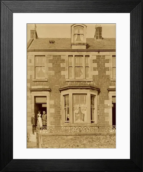 Framed Print : 1904, GREAT BRITAIN : City house under with howner family at door ( at others at each windows ) Framed Print : 1904, GREAT BRITAIN : City house under with howner family at door ( at others at each windows )
