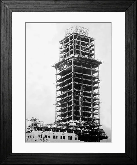 Framed Print : Construction of the Woolworth Building, New York, early 1900s Framed Print : Construction of the Woolworth Building, New York, early 1900s