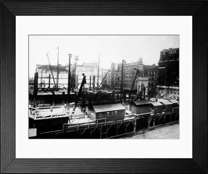 Framed Print : Construction of the Woolworth Building, New York, early 1900s Framed Print : Construction of the Woolworth Building, New York, early 1900s