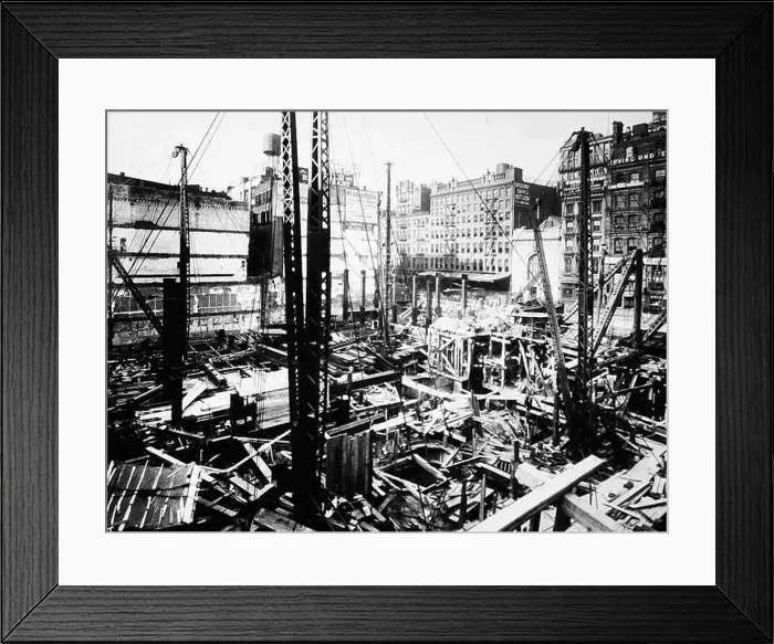 Framed Print : Construction of the Woolworth Building, New York, early 1900s Framed Print : Construction of the Woolworth Building, New York, early 1900s