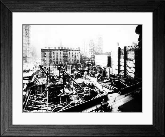 Framed Print : Construction of the Woolworth Building, New York, early 1900s Framed Print : Construction of the Woolworth Building, New York, early 1900s