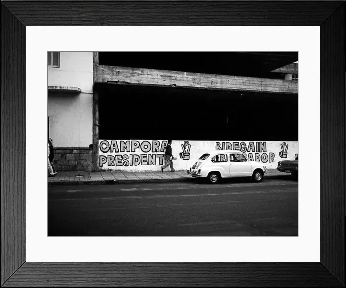 Framed Print : ARG 256A Mar Del Plata Argentina 1973 Campora Presidente presidential campaign wall painting passers by and Fiat 500 car Framed Print : ARG 256A Mar Del Plata Argentina 1973 Campora Presidente presidential campaign wall painting passers by and Fiat 500 car
