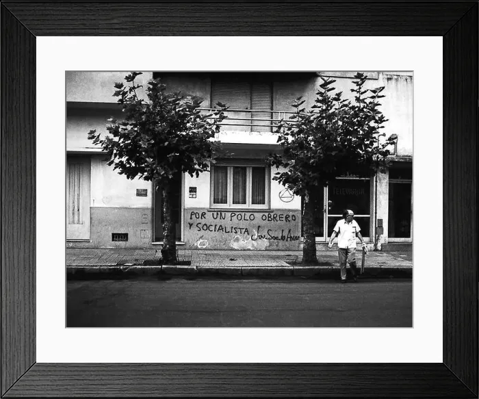 Framed Print : ARG 257A Mar Del Plata Argentina political grafitti POR UN POLO OBRERO Y SOCIALISTA street scene with man crossing road Framed Print : ARG 257A Mar Del Plata Argentina political grafitti POR UN POLO OBRERO Y SOCIALISTA street scene with man crossing road